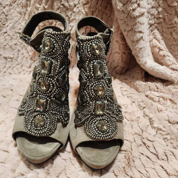 Sam Edelman Tan Heeled Shoes with Artistic Detailing - Picture 2 of 10